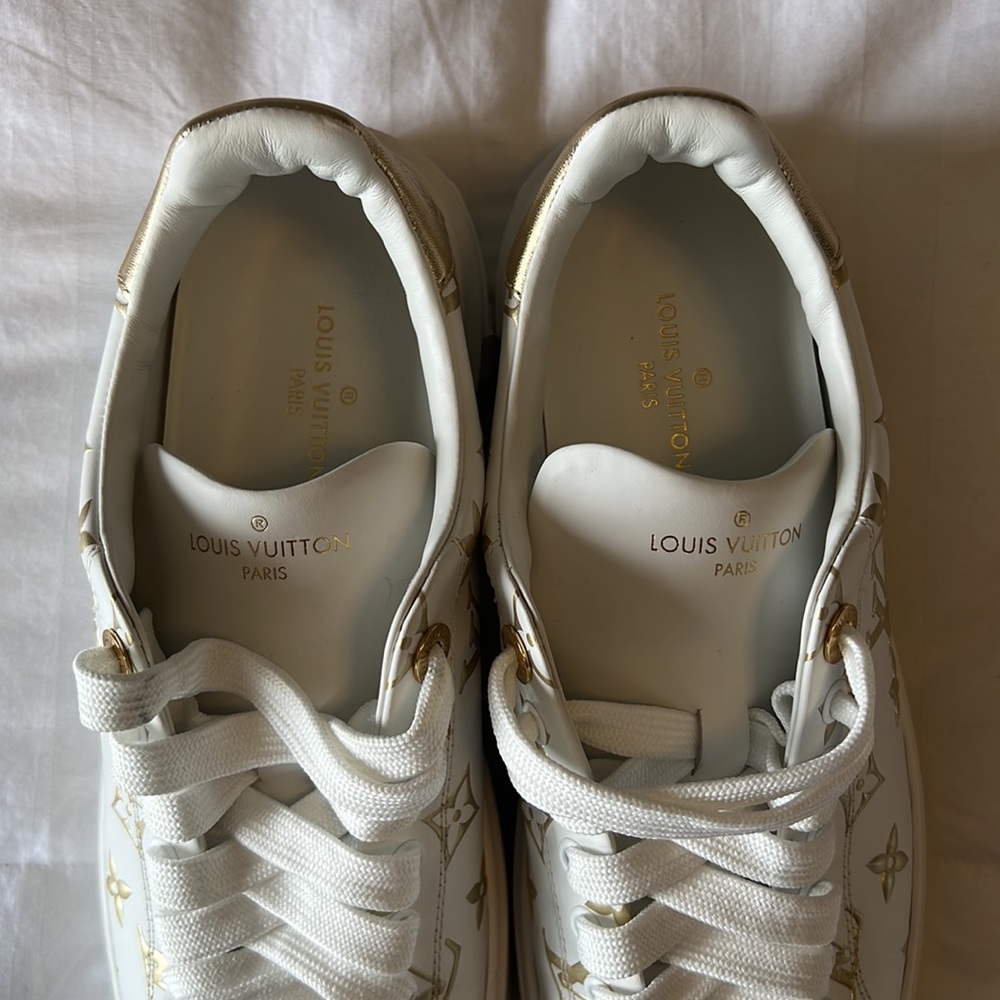 Brand new Louis Vuitton shoes. Size 10. White with gold accent. - Picture 9 of 9